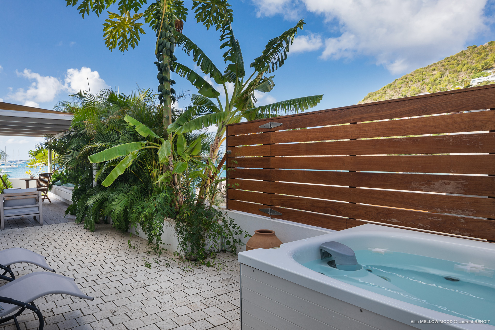 Jacuzzi in the garden of Mellowmood St Barth villa