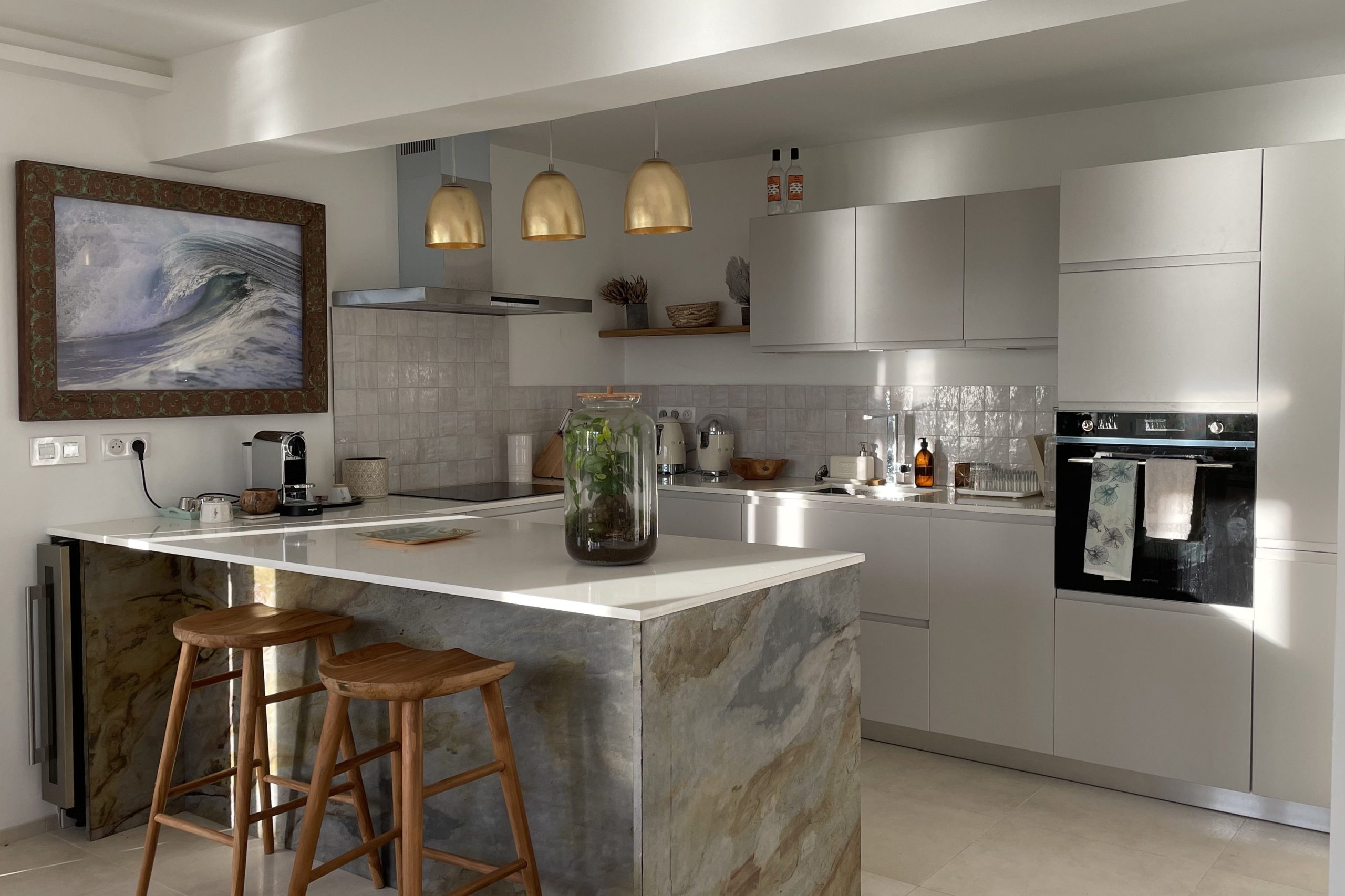 Modern kitchen with island at Mellowmood villa